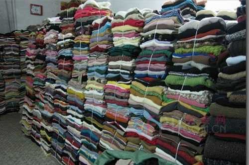 產品名稱：義烏收庫存服裝
產品型號：義烏收庫存服裝，義烏收尾貨服裝，義烏收庫存
產品規格：回收庫存服裝尾貨主要包括:兒童裝,襯衫,褲子,裙子,內衣,內褲,泳衣,睡衣,西服,男裝,女裝,皮衣,時裝,休閑裝,牛仔褲,牛仔衣,運動服,T恤衫,風衣,茄克,棉衣,羽絨服.